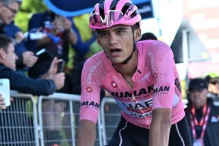 Isaac Del Toro Romero: son maillot rose ne tient plus qu'à un fil. KEYSTONE/EPA/LUCA ZENNARO
